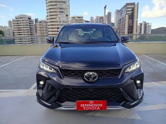 TOYOTA HILUX SW4 2.8 D-4D TURBO DIESEL SRX 7L 4X4 AUTOMÁTICO